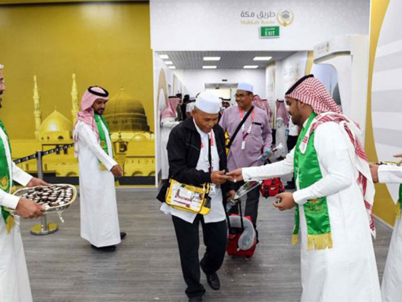 بالفيديو..هكذا استقبلت السعودية أولى قوافل الحجاج